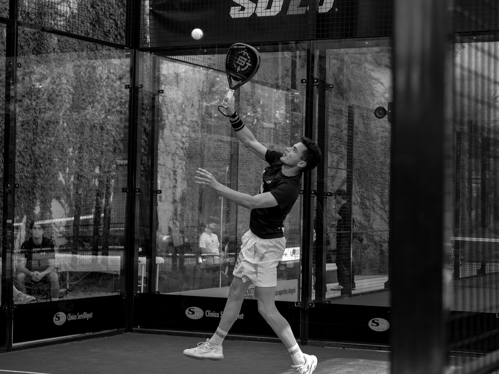 Jugador del SOLO Padel Tour en plena acción durante el Open 01 Barcelona, primer circuito profesional de pádel 1 vs 1 narrado por Axel Martínez y comentado por Peter Consuegra