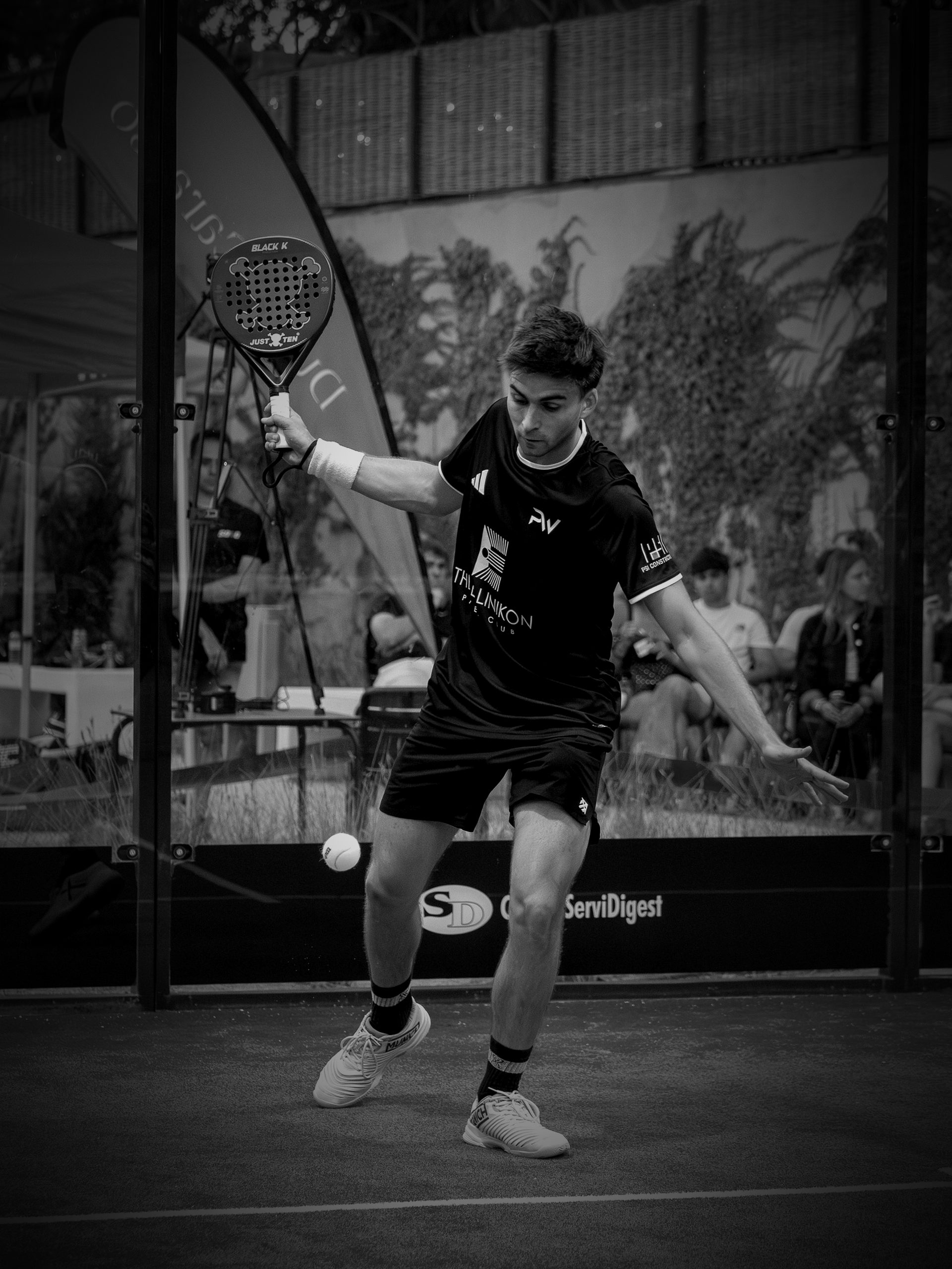 Duelo cara a cara entre dos jugadores en la pista 20×6 del Open 01 Barcelona, recogido por las cámaras de la Serie SOLO Padel