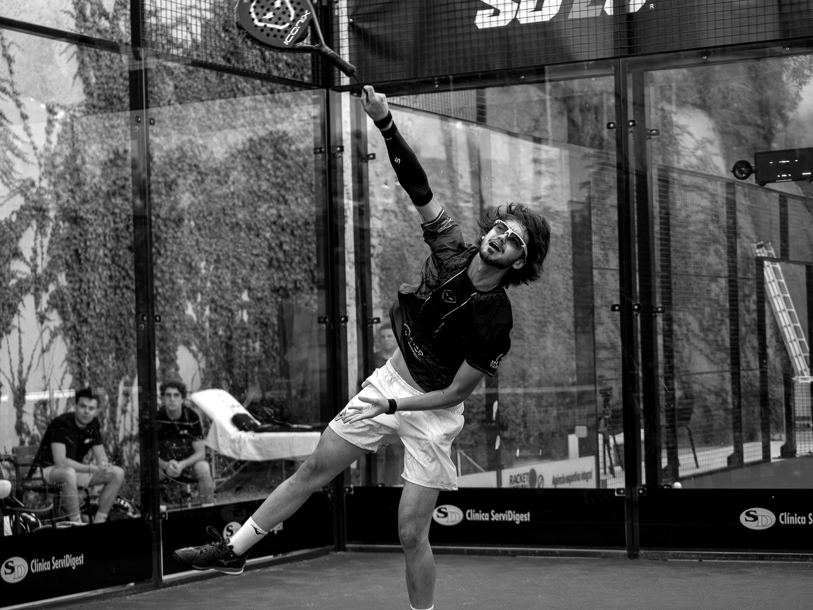 Acción de pádel 1 vs 1 durante el Open 01 Barcelona del SOLO Padel Tour, primer circuito profesional de pádel individual