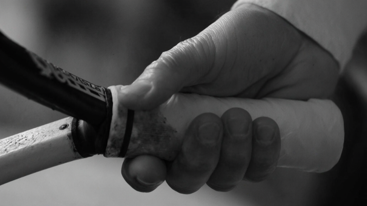 Mano sujetando pala de pádel individual — grip y material del solista
