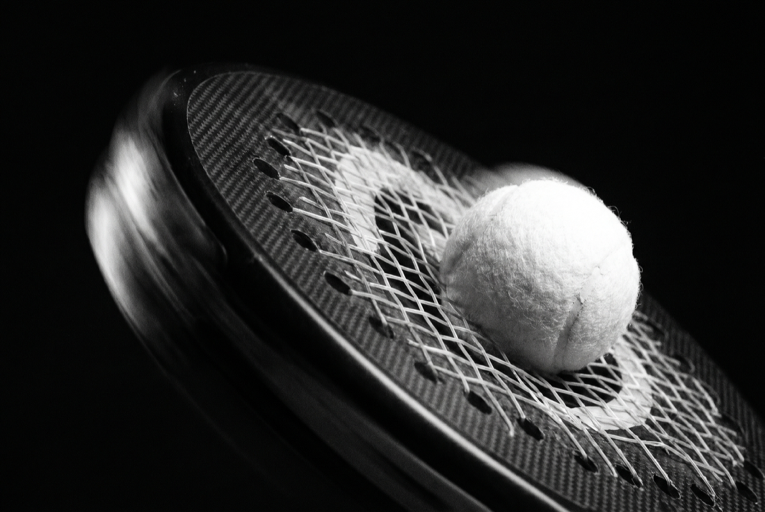 Impacto de pala en el saque durante partido de pádel individual del SOLO Padel Tour